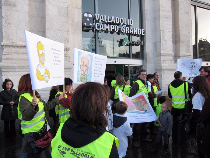 concentración a las puertas de la estación Valladolid Campo Grande para pedir má