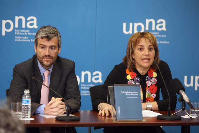 Orreaga Ibarra y el vicerrector de Investigación Alfonso Carlosena, en la presen