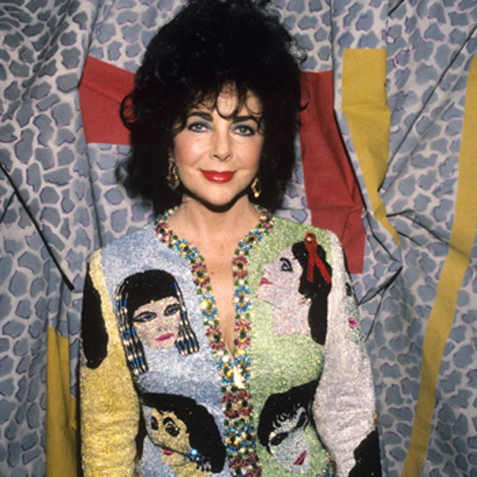 Posado de la actriz Elizabeth Taylor 