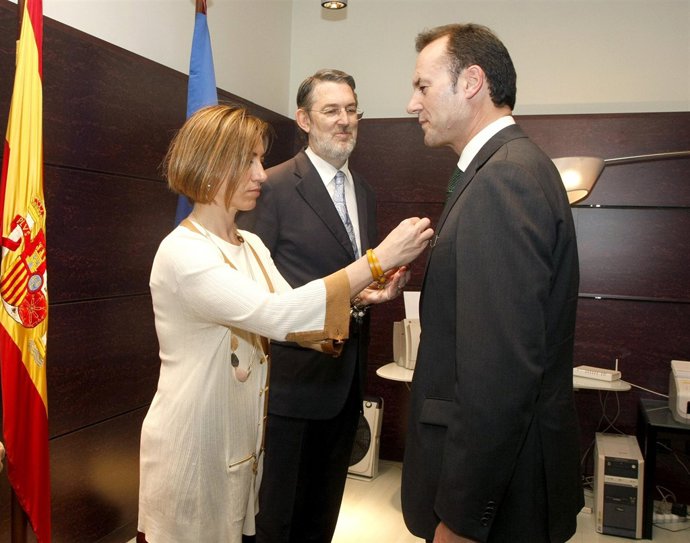 Chacón condecora a Blanco. 