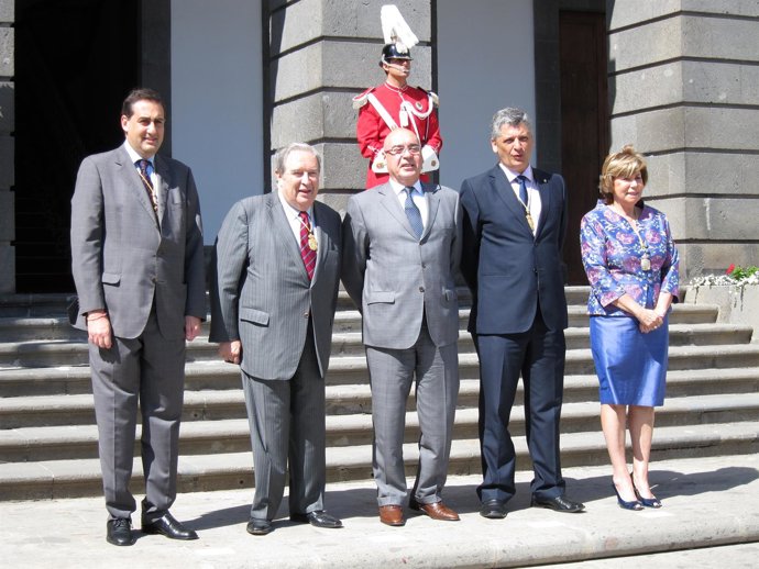 Rojo junto al alcalde de Las Palmas de Gran Canaria, Jerónimo Saavedra, y los po