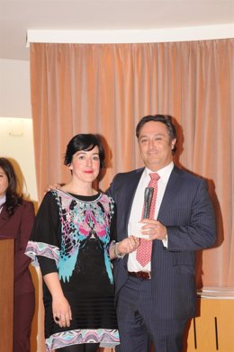 Ana Irañeta y Luis Pérez Capitán, en la entrega de premios de Correos.