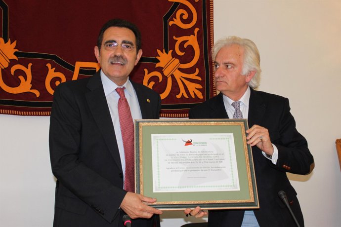 El alcalde de Mérida recibe una placa de manos del presidente de la Federación d