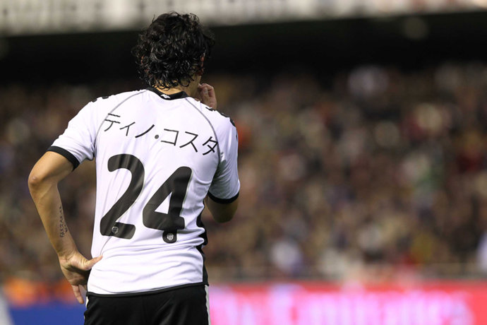 Tino Costa con la camiseta en japonés