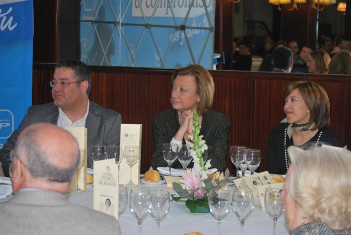 Rudi (en el centro) en la comida con afiliados del PP celebrada en Huesca