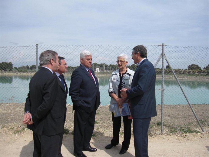 El consejero Arguilé en su visita a los regadíos de Almudévar