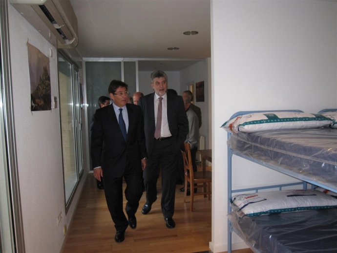 Aliaga visita una habitación del nuevo albergue de peregrinos en Huesca