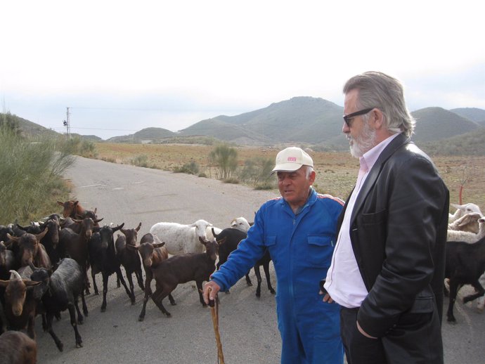 El delegado provincial de Agricultura y Pesca en Almería, Juan Deus, visita una 