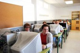 Adultos en clase de informática