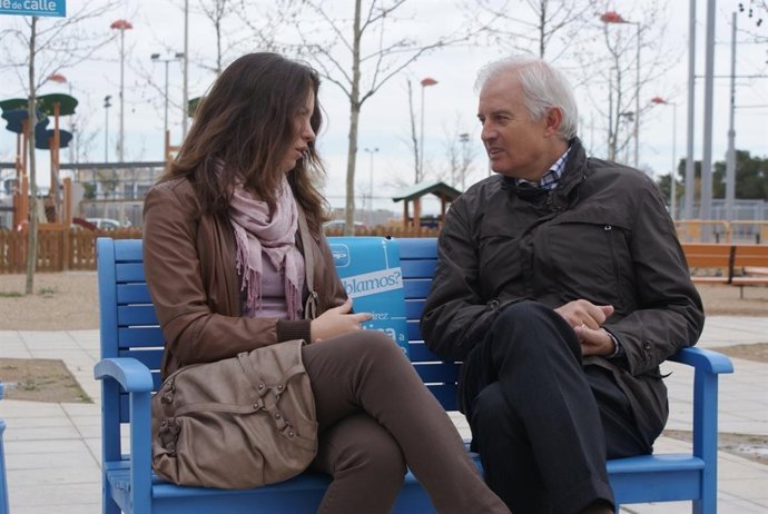 Eloy Suárez dialoga con una joven en el barrio de Valdespartera