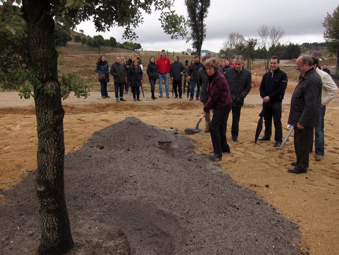La consejera de Medio Ambiente planta una encina junto al alcalde de Valladolid