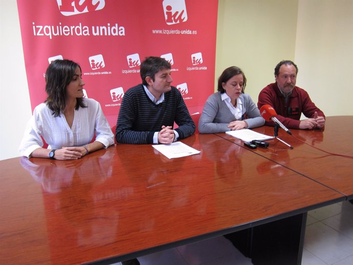 Henar Moreno y Carlos Ollero, junto con los números dos del Parlamento y el Ayun