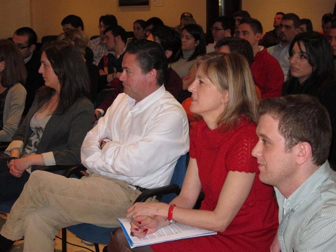 Aréstegui, Pérez-Espinosa y Pire en un acto de NNGG de Asturias