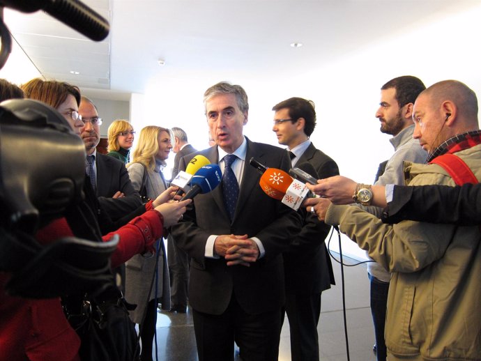 El ministro de la Presidencia, Ramón Jáuregui, atiende a los periodistas