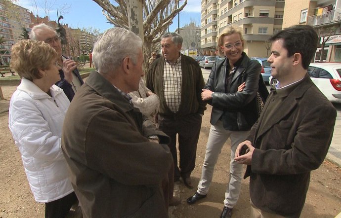 Eva Almunia y Luis Felipe (a la derecha de la imagen) en su paseo por la ciudad 