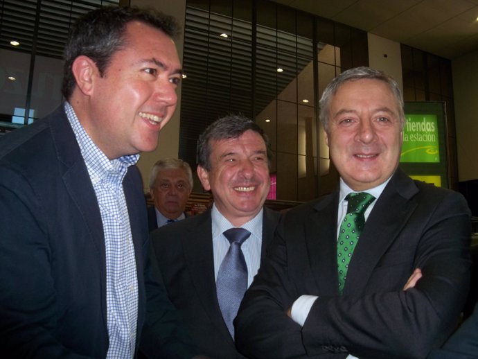 El candidato a la alcaldía del PSOE de Sevilla, Juan Espadas, y el ministro de F
