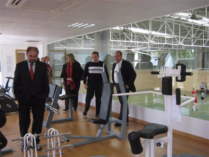 El presidente de la DPZ visitó el nuevo gimnasio de Sádaba