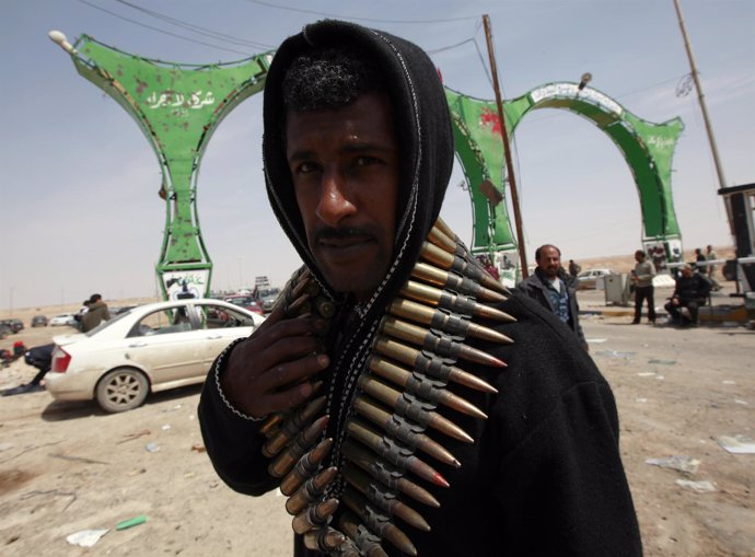 Rebelde Libio con munición al cuello