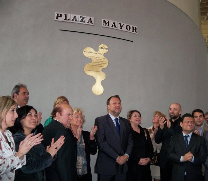 Alfredo Sánchez Monteseirín junto a otros miembros del equipo de Gobierno de Sev
