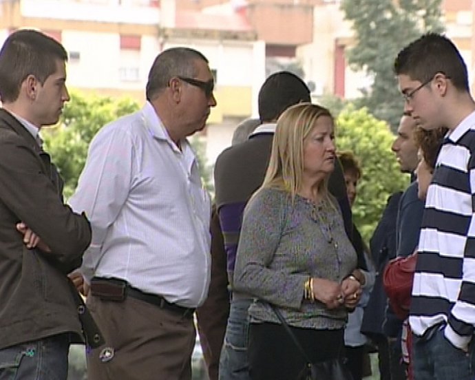 Familiares esperan el cadáver del joven apuñalado