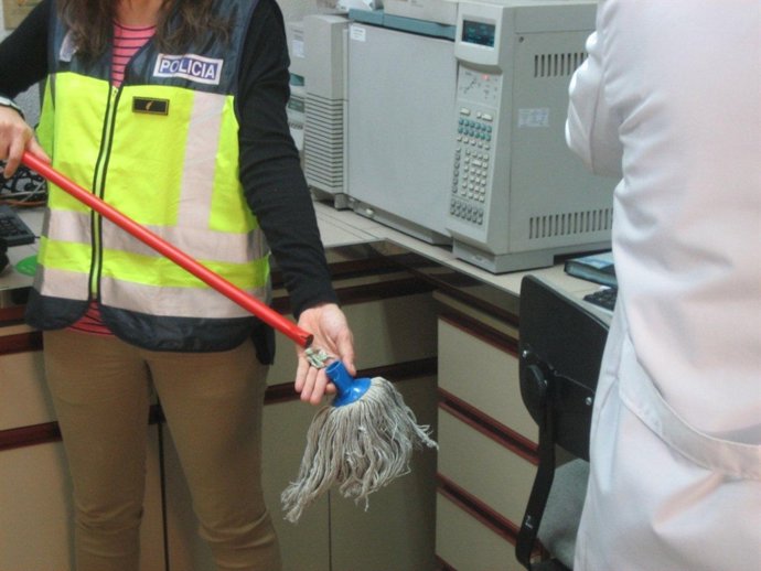 Droga hallada en el palo de una fregona por la Policía Nacional