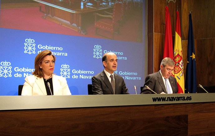 Los consejeros Amelia Salanueva, Alberto Catalán y José María Roig, en la rueda 
