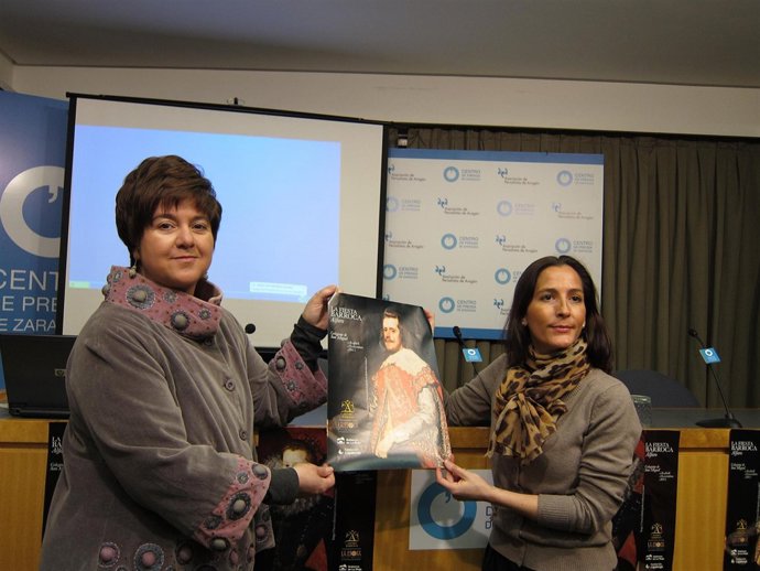 La consejera de Turismo de La Rioja (a la izquierda) en la rueda de prensa en Za