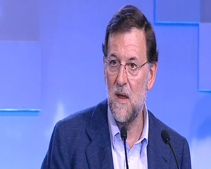 Rajoy acusa al PSOE de "burlarse" de la gente 
