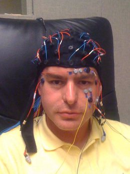 hombre con electrodos en la cabeza por pmarkham CC Flickr