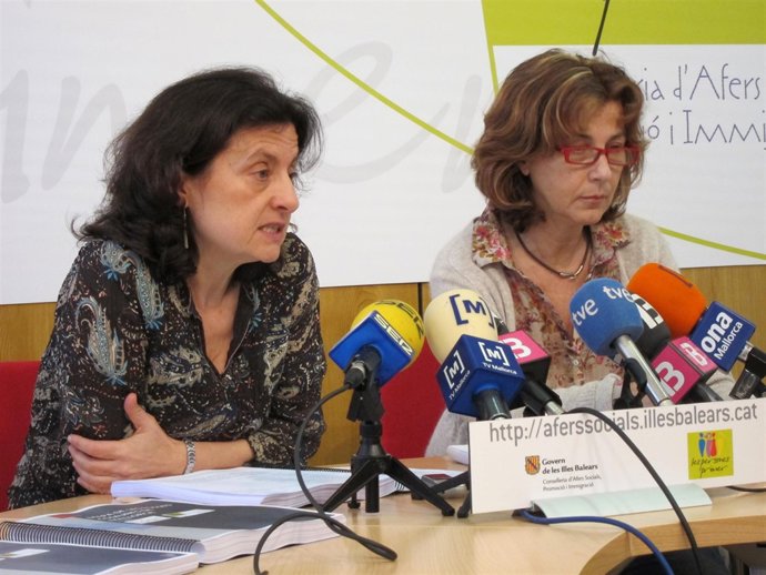 Fina Santiago y Maria Antònia Oliver.