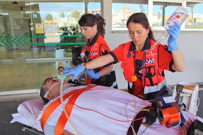 Dos mujeres del 061 intervienen a un hombre enfermo