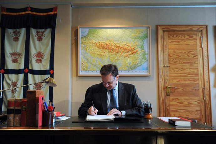 Marcelino Iglesias en la firma del decreto