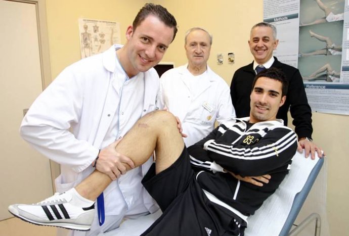 Sergio Asenjo, con los médicos que le tratan