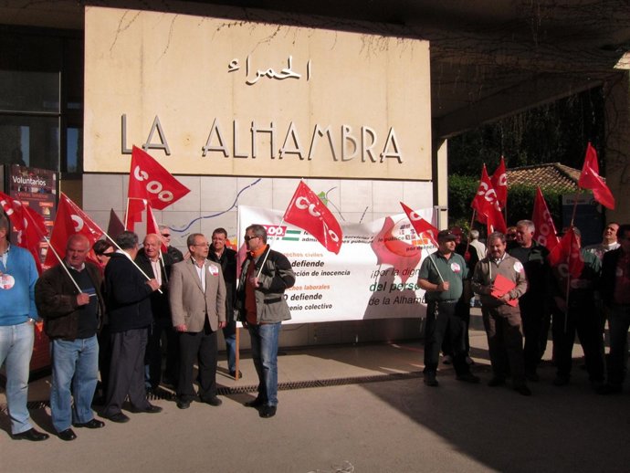 Concentración de trabajadores imputados en el 'caso Alhambra' el 28 de marzo de 