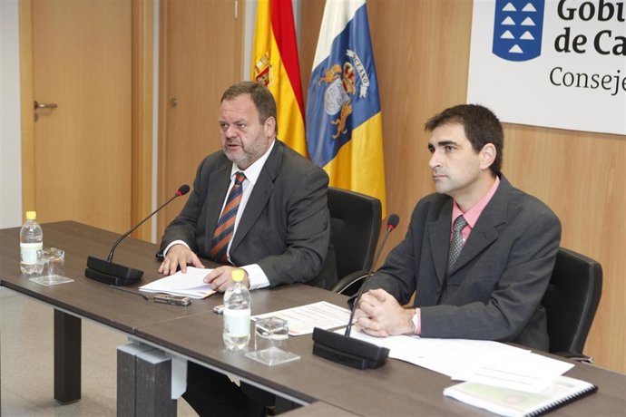 Consejero de Sanidad del Gobierno de Canarias, Fernando Bañolas (izq.)