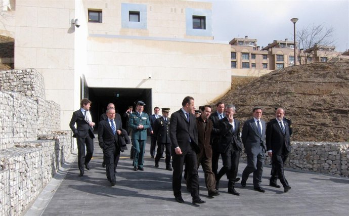 El secretario de Estado de Seguridad, Antonio Camacho, y diversas autoridades in