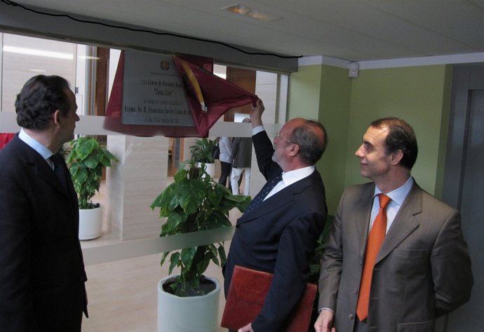El alcalde de Valladolid descubre la placa de la inauguración del Centro de Mayo