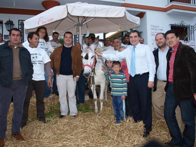 Bendodo y Moreno,  junto con algunos vecinos de Almogía