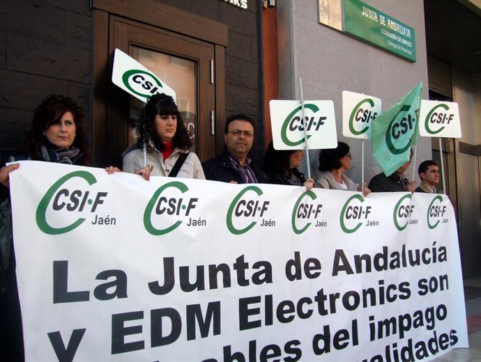 El presidente de CSIF-Jaén, Joaquín Álvarez, participa en la concentración junto