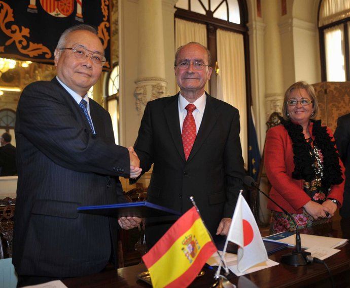 El presidente de NEDO, Seiji Murata, y el alcalde, Francisco de la Torre