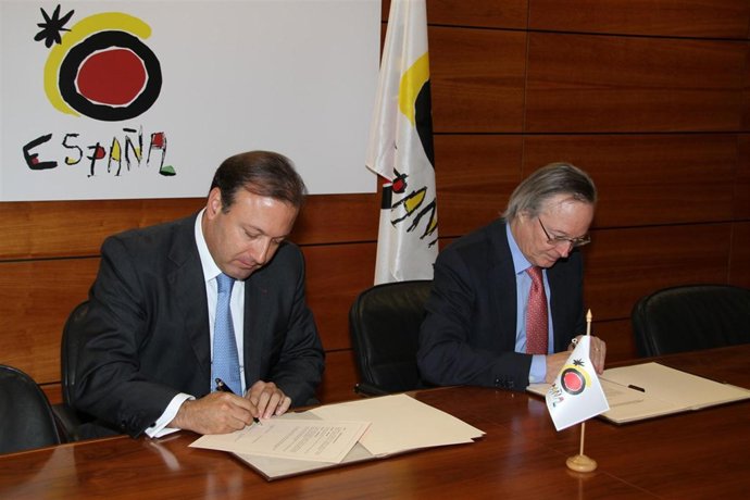 El secretario general de Turismo y Comercio Interior, Joan Mesquida y el preside