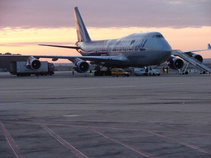 Uno de los jumbos que han llegado al aeropuerto de Sevilla con material para el 