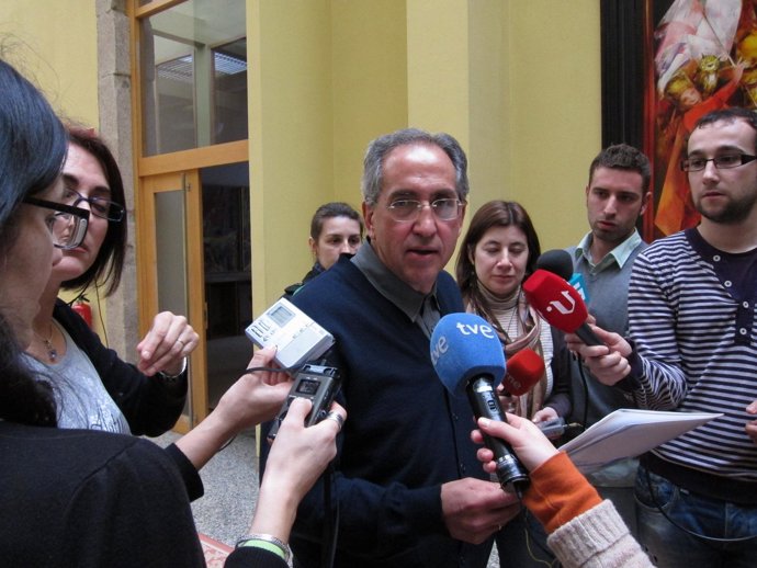 Pedro Arias, diputado del PPdeG, en los pasillos del Parlamento