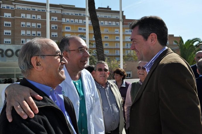 Juan Espadas en el hospital Virgen del Rocío.