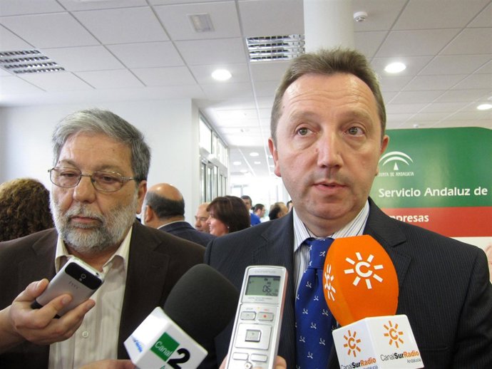 El consejero de Empleo, Manuel Recio, y el alcalde de Dos Hermanas, Francisco To