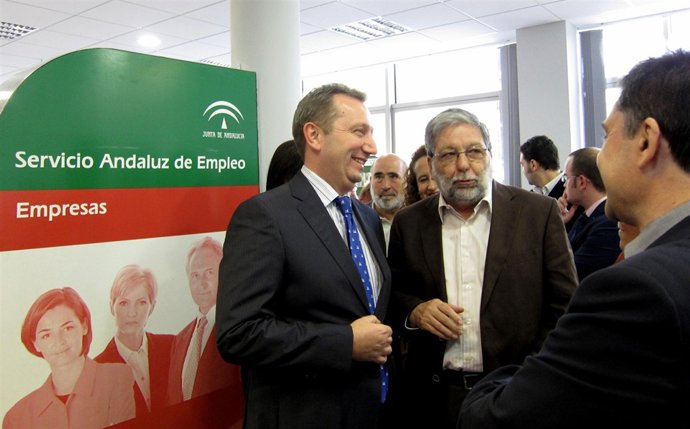 El consejero de Empleo, Manuel Recio, y el alcalde de Dos Hermanas (Sevilla, Fra
