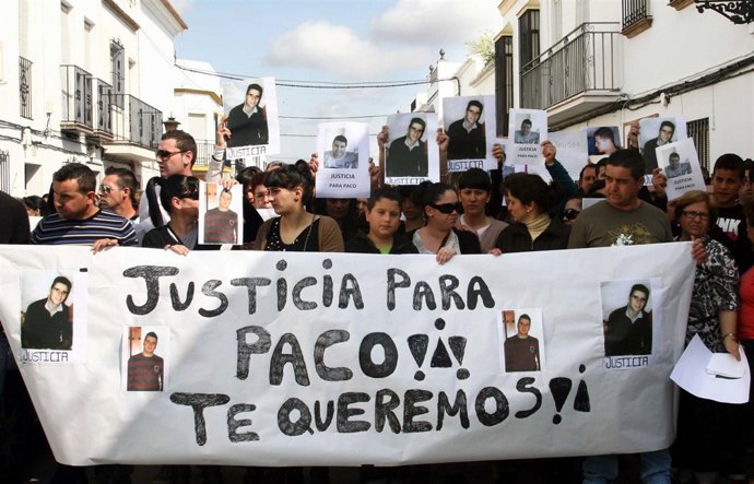 Concentración en La Puebla de Cazalla por el joven fallecido en un 'macrobotelló