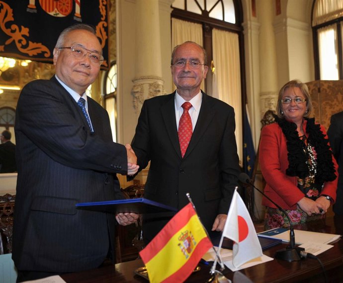 El presidente de NEDO, Seiji Murata, y el alcalde, Francisco de la Torre