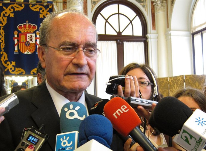 El alcalde de Málaga, Francisco de la Torre, atiende a los medios
