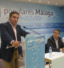 El presidente del PP de Málaga, Elías Bendodo, en primer término; junto al secre